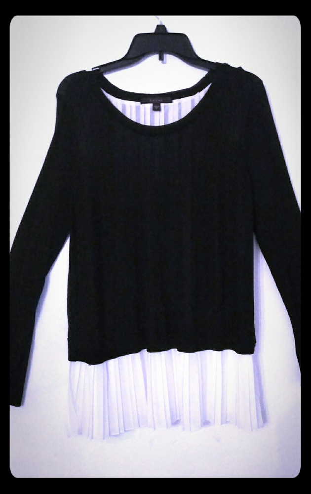 Sweater with white pleated 2 layer